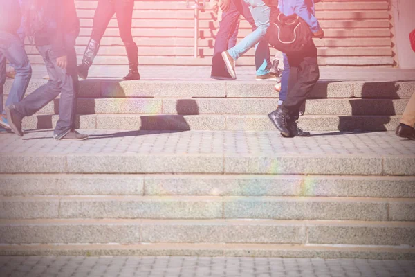 Merdiven City üzerinde yürüyen insanlar