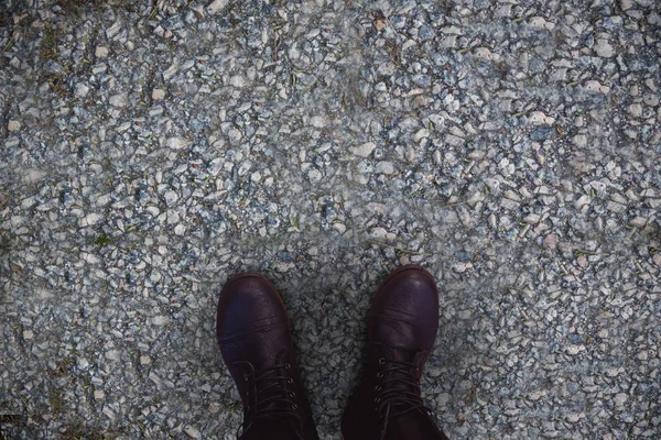 콘크리트 바닥에 부츠의 클로즈업 — 스톡 사진