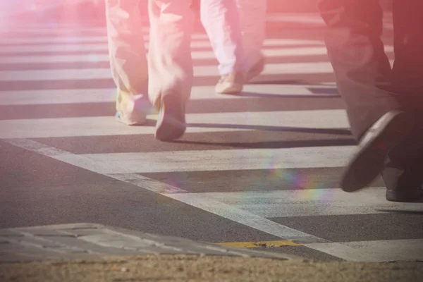 Bijgesneden Afbeelding Van Mensen Lopen Zebrapad — Stockfoto