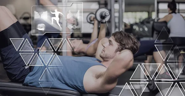 Athletic dijital bileşik adam spor salonunda sağlık arayüzü ile uygun