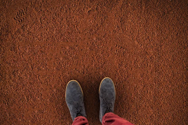 Baixa Seção Homem Usando Sapatos Contra Terra Marrom — Fotografia de Stock