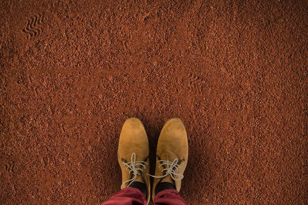 Homem Pernas Usando Sapatos Castanhos Contra Terra Marrom — Fotografia de Stock