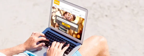 Buik Van Man Met Laptop Tegen Zoekbalk Datingsite — Stockfoto