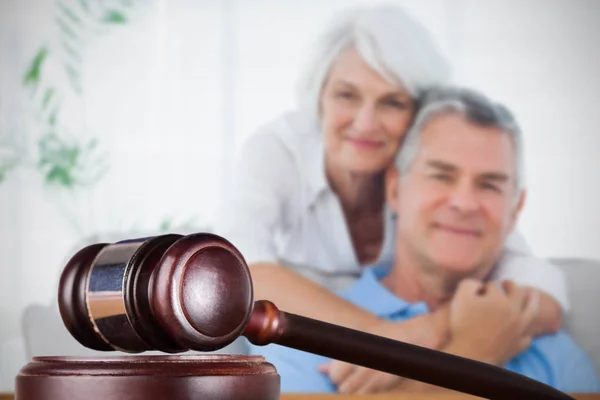 Hamer Hamer Tegen Lachende Vrouw Omarmen Man Zittend Bank — Stockfoto