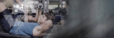Athletic dijital bileşik adam spor salonunda sağlık arayüzü ile uygun