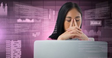 Dijital ekran metin arayüzü ile laptop çalışma işkadını bileşkesi