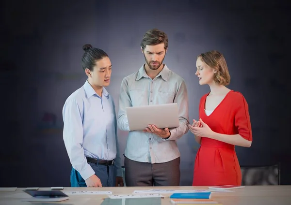 Digitaler Verbund Von Geschäftsleuten Die Laptop Arbeiten — Stockfoto