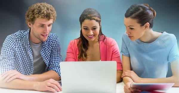 Digitaler Verbund Von Personen Die Laptop Arbeiten — Stockfoto