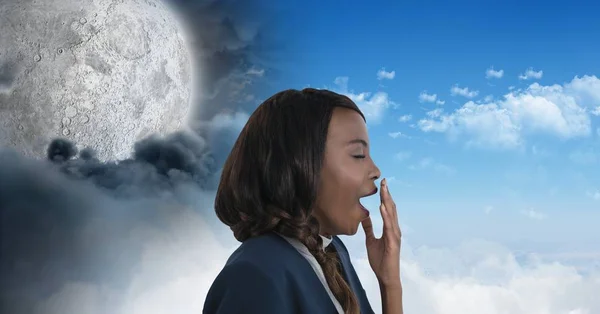 Compuesto Digital Mujer Cansada Bostezando Día Noche Luna Cielo Nublado — Foto de Stock