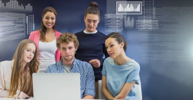 İnsanların ekran metin arayüzü ile laptop çalışma grubunun dijital bileşik