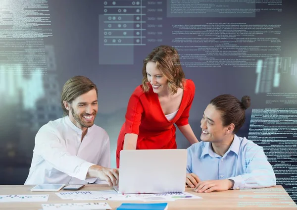 Digitaler Verbund Von Geschäftsleuten Die Laptop Mit Bildschirmtextschnittstelle Arbeiten — Stockfoto