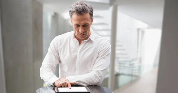 Digitale Composiet Van Zakenman Die Laptop Werkt — Stockfoto