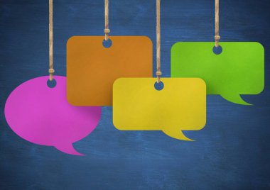 Kağıt konuşma balonları ve tahta arka plan asılı dijital bileşik