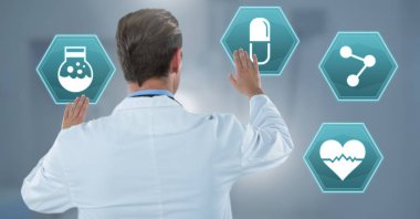 Bir erkek doktor tıbbi altıgen arabirimiyle etkileşim dijital bileşik