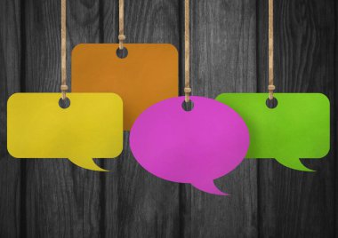 Kağıt konuşma balonları ve ahşap arka plan asılı dijital bileşik