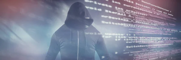 Masculino Hacker Vestindo Preto Hoodie Enquanto Contra Código — Fotografia de Stock