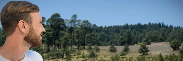 Hombre Reflexivo Con Barba Contra Bosque Desértico — Foto de Stock