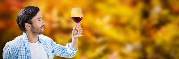 Mann Blickt Auf Glas Rotwein — Stockfoto