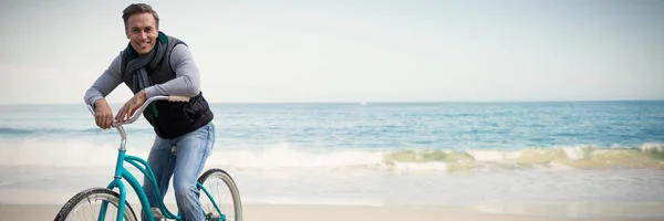 Composto Digital Homem Bonito Passeio Bicicleta Contra Vista Panorâmica Praia — Fotografia de Stock