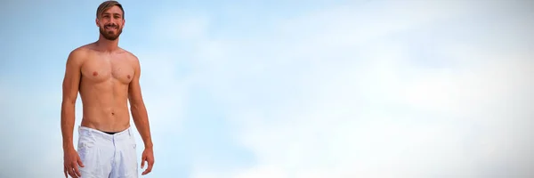 Portre Gömleksiz Genç Adam Beyaz Arka Planı Mavi Gökyüzü Bulutlu — Stok fotoğraf