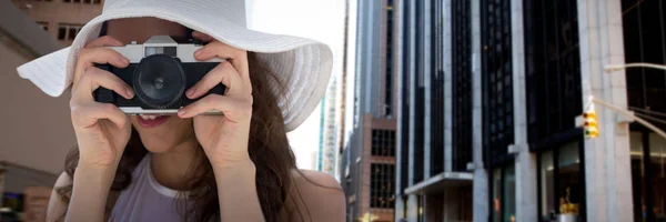 Vrouw Nemen Foto Met Haar Camera Tegen New York Street — Stockfoto