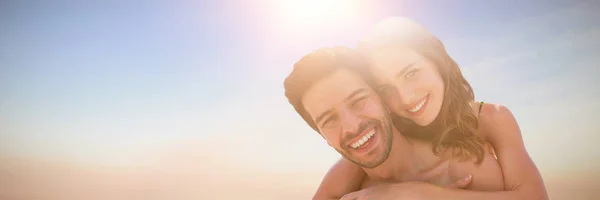 Casal Feliz Abraçando Contra Belo Pôr Sol Dia Ensolarado — Fotografia de Stock