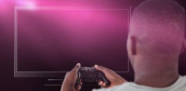 Beyaz arka planı boş bilgisayar monitörü close-up karşı video oyunu oynayan adam