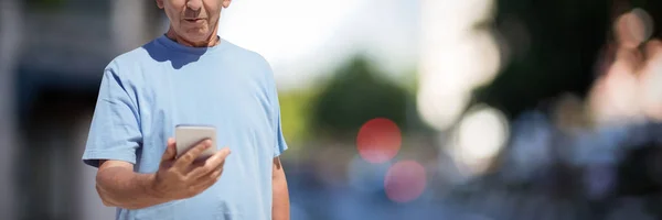 Composietbeeld Van Senior Man Met Behulp Van Slimme Telefoon — Stockfoto