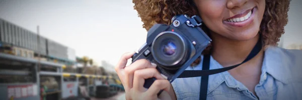 Headshot Smiling Girl Construction Site — Stock Photo, Image