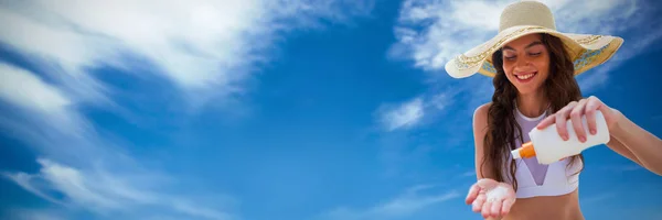 Piękna Kobieta Stosując Suncream Kapeluszu Przeciwko Widok Niebieski Niebo — Zdjęcie stockowe