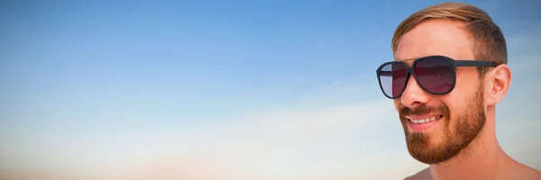Modieuze Man Met Zonnebril Tegen Prachtige Zonsondergang Een Zonnige Dag — Stockfoto