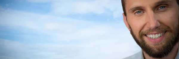 Muotokuva Komea Mies Vastaan Matala Kulma Näkymä Pilvinen Taivas — kuvapankkivalokuva
