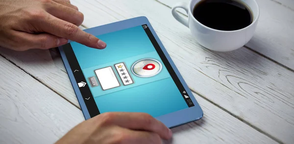 테이블에 태블릿을 사람에 Gps — 스톡 사진