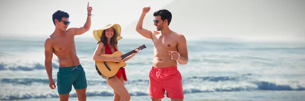 Adolescentes Dançando Tocando Música Contra Vista Cênica Praia — Fotografia de Stock