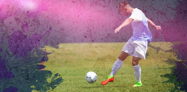 Jogador Futebol Masculino Jogando Futebol Contra Sujo Velho Parede Fundo — Fotografia de Stock