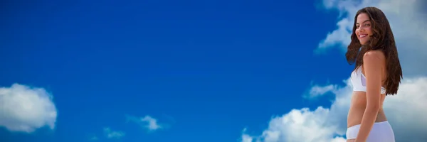 Retrato Uma Jovem Sorridente Biquíni Contra Vista Panorâmica Céu Azul — Fotografia de Stock