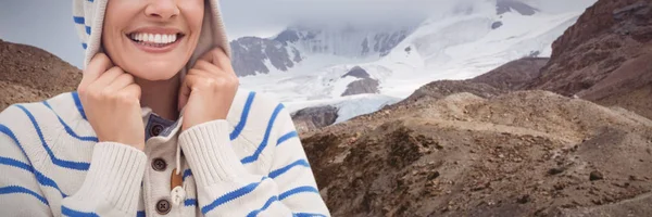 Ritratto Donna Allegra Che Indossa Maglione Incappucciato Contro Montagne Innevate — Foto Stock