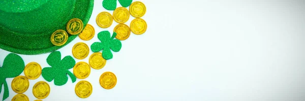 Patricks Day Kobold Hut Shamrocks Und Schokolade Goldmünzen Auf Weißem — Stockfoto