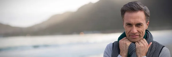 Portret Van Knappe Volwassen Man Tegen Berg Tegen Hemel Strand — Stockfoto