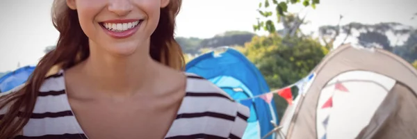 美丽的微笑的妇女与一个花冠反对空的露营地在音乐节 — 图库照片