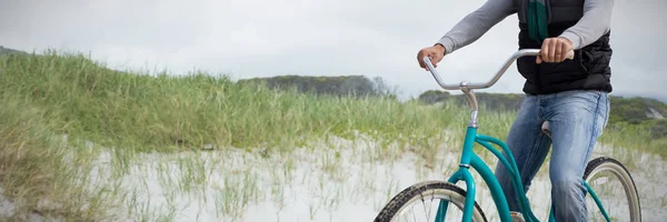 Cyfrowy Kompozytowy Przystojny Mężczyzna Przejażdżkę Rowerem Przed Widokiem Piasku — Zdjęcie stockowe