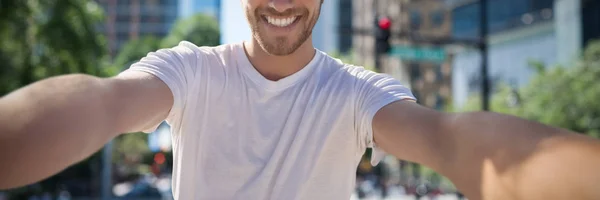 Smiling Man Taking Seflie Blur View Modern City — Stock Photo, Image