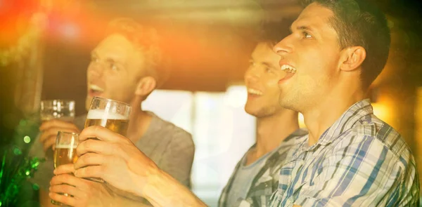 Happy Vrienden Roosteren Met Pinten Bier Patricks Dag Een Bar — Stockfoto