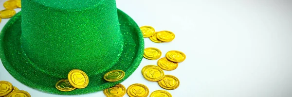 Patricks Günü Cin Şapka Beyaz Zemin Üzerine Çikolata Altın Sikkeler — Stok fotoğraf