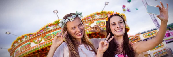 Gülümseyen Arkadaşlar Atlıkarınca Karşı Bir Selfie Alarak — Stok fotoğraf