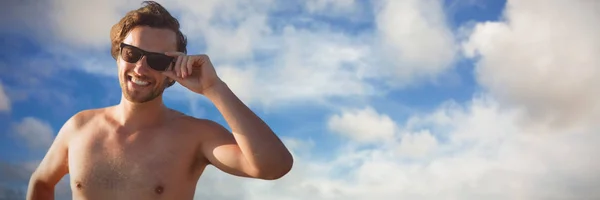 Homens Bonitos Com Óculos Sol Contra Céu Azul Com Nuvens — Fotografia de Stock