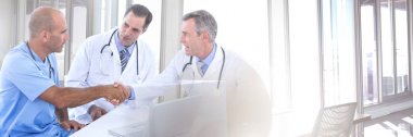 Ekip çalışması geçiş eller katılmadan pratisyen doktorlar ile dijital bileşik