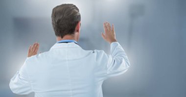 Bir erkek doktor hava dokunmatik ile etkileşim dijital bileşik