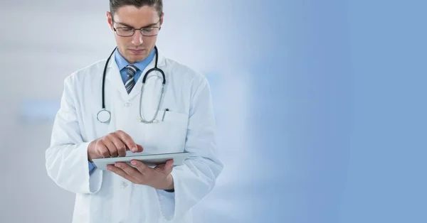 Ψηφιακός Σύνθετος Αρσενικό Γιατρού Κρατώντας Tablet — Φωτογραφία Αρχείου
