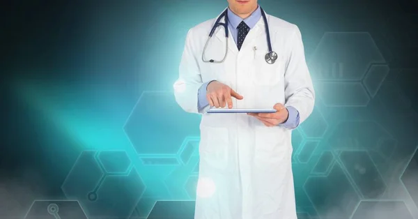 Composto Digital Médico Masculino Segurando Comprimido — Fotografia de Stock
